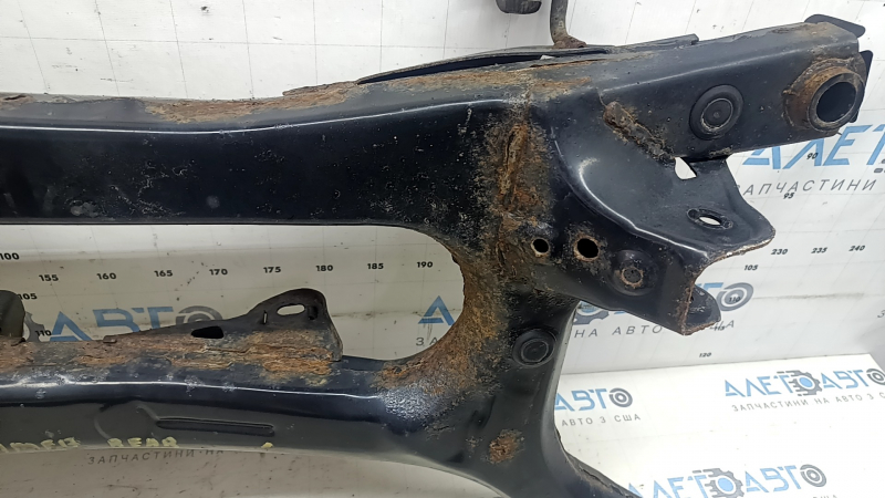The rear subframe of the Toyota Prius 50 Prime 17-22 FWD is rusty, the bolt is sawed off