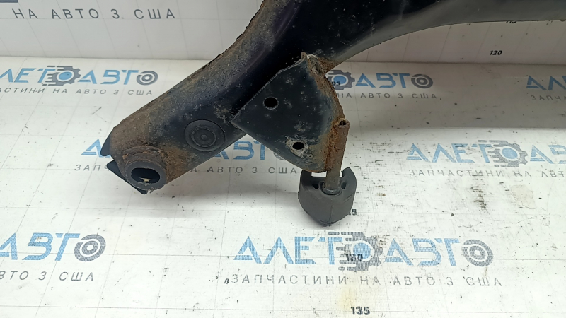 The rear subframe of the Toyota Prius 50 Prime 17-22 FWD is rusty, the bolt is sawed off