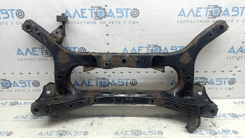 The rear subframe of the Toyota Prius 50 Prime 17-22 FWD is rusty, the bolt is sawed off