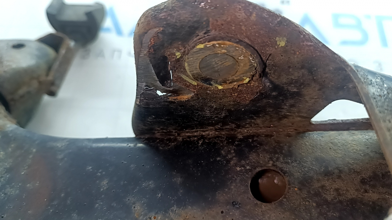 The rear subframe of the Toyota Prius 50 Prime 17-22 FWD is rusty, the bolt is sawed off