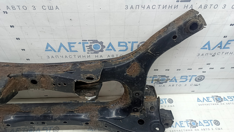 The rear subframe of the Toyota Prius 50 Prime 17-22 FWD is rusty, the bolt is sawed off