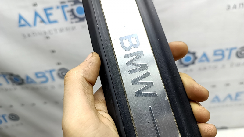 Front left outer door sill trim BMW 3 G20 19-26 chrome, BMW inscription, broken fastening, scratches, bump