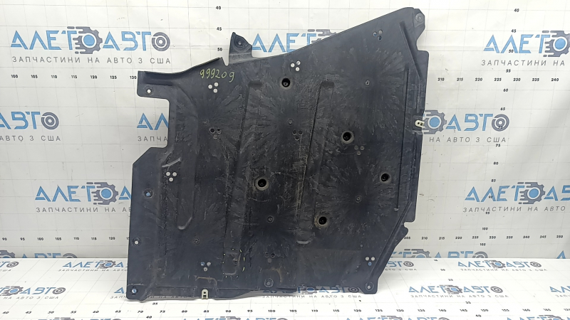 The rear left underbody protection of the BMW 3 G20 19-24 is dented