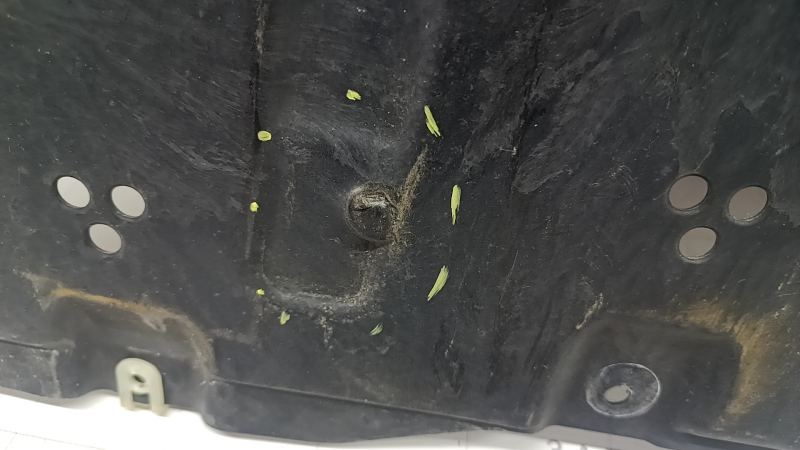 The rear left underbody protection of the BMW 3 G20 19-24 is dented
