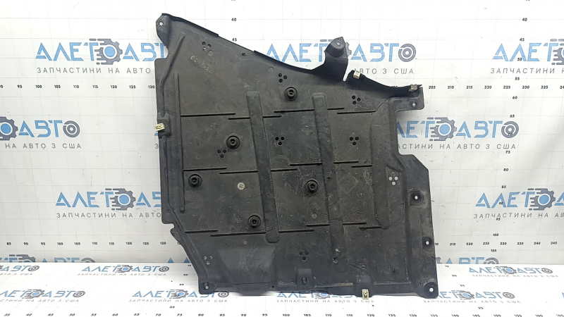 The rear left underbody protection of the BMW 3 G20 19-24 is dented