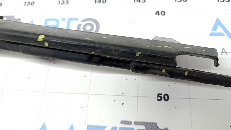 The lower front bumper absorber BMW 3 G20 19-22 has cracks, no fragment