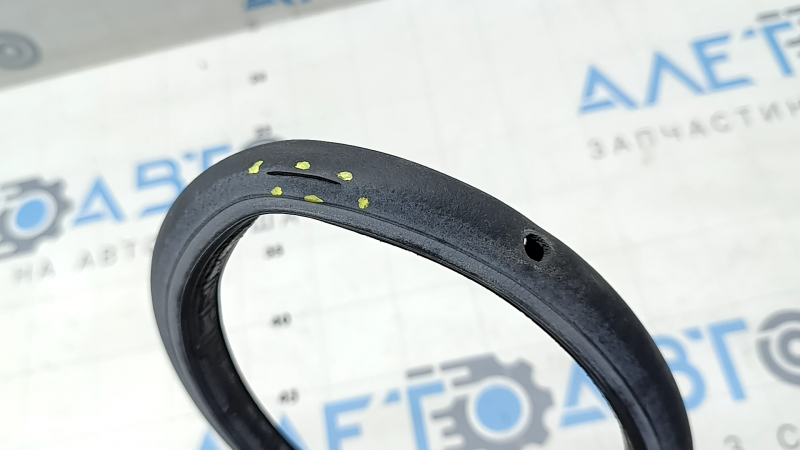 Tesla Model Y 20-25 front right door seal is cut