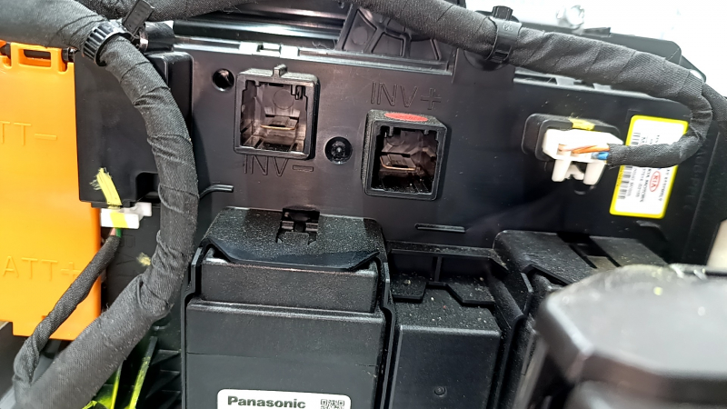 The VVB battery assembly for Hyundai Ioniq 17-19 HEV, 73k, 176V, assembled with a 12V battery, the 12V battery has swollen