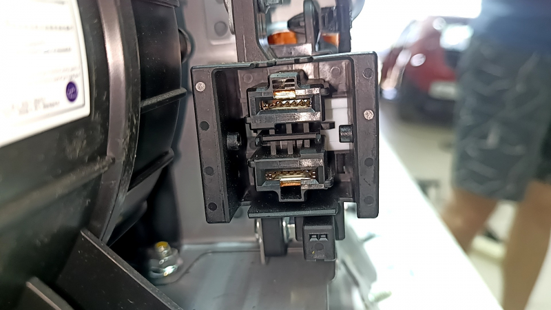 The VVB battery assembly for Hyundai Ioniq 17-19 HEV, 73k, 176V, assembled with a 12V battery, the 12V battery has swollen