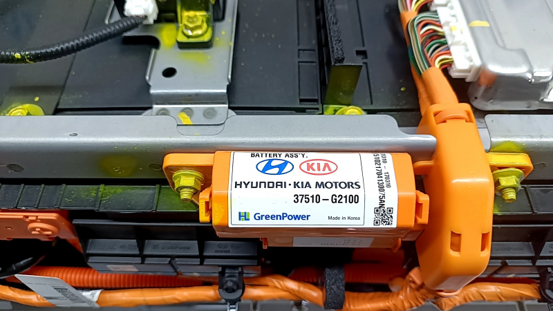 The VVB battery assembly for Hyundai Ioniq 17-19 HEV, 73k, 176V, assembled with a 12V battery, the 12V battery has swollen