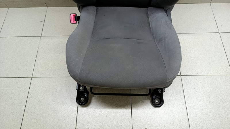 Driver's seat for Toyota Prius 30 12-15 with airbag, mechanical, dark gray velour, dry cleanable, creases in fabric