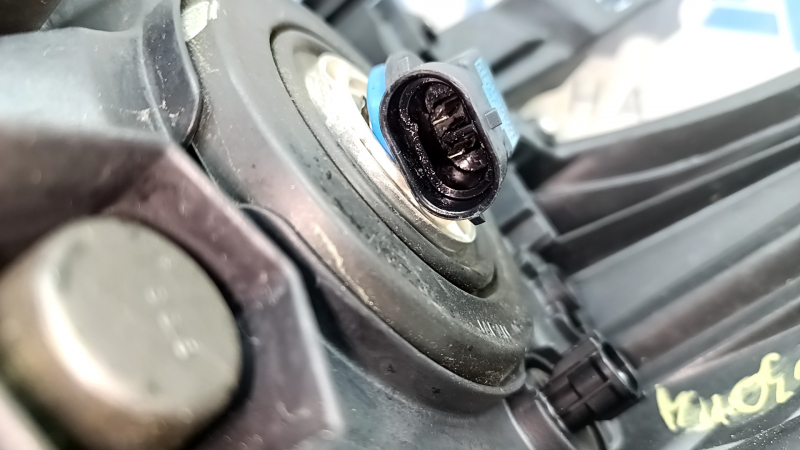 Front right headlight Toyota Prius 30 12-15 rest, halogen, needs polishing, scratches, cracks under the glass