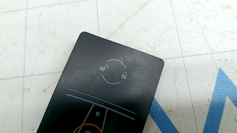 Tesla Model Y 20-25 KEYCARD bent, scratches