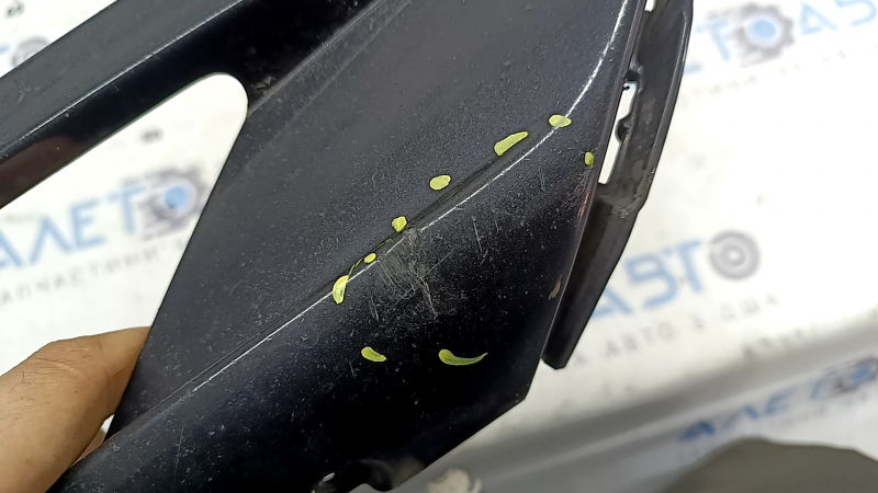 The right front bumper cover of Volvo XC90 16-19 is worn out