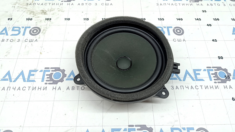 The front right lower door speaker of Volvo XC90 16-19 has a broken mount