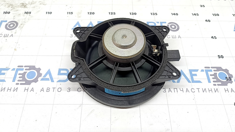 The front right lower door speaker of Volvo XC90 16-19 has a broken mount