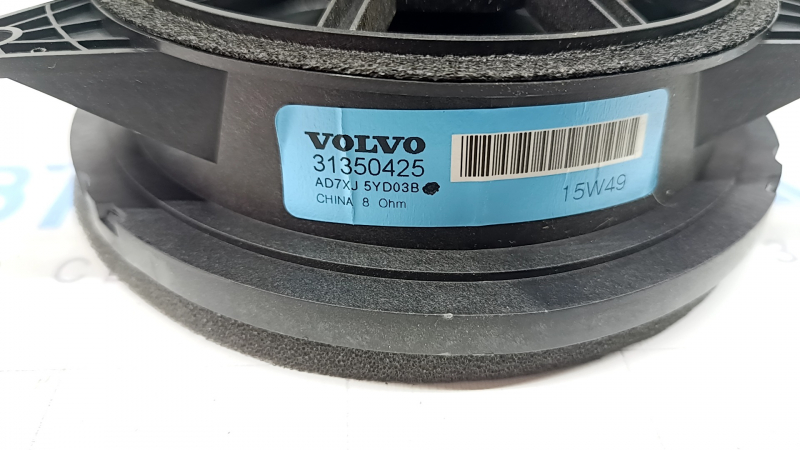 The front right lower door speaker of Volvo XC90 16-19 has a broken mount