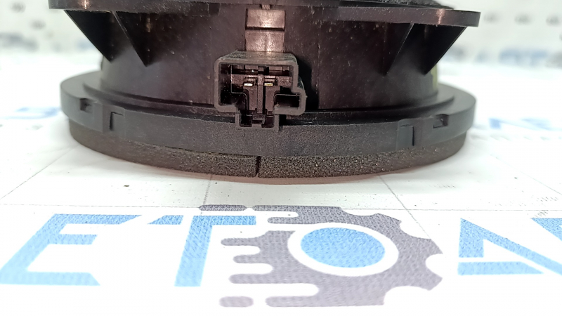The front right lower door speaker of Volvo XC90 16-19 has a broken mount