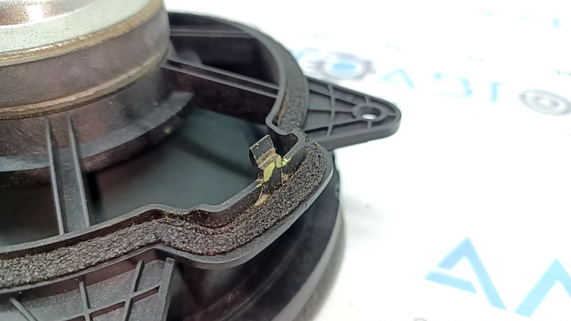 The front right lower door speaker of Volvo XC90 16-19 has a broken mount