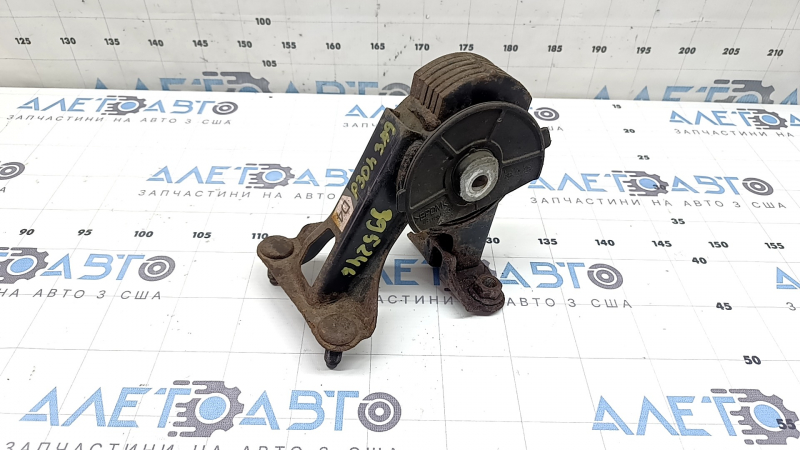 The rear engine mount of Toyota Prius 30 10-15 is rusty, with microcracks