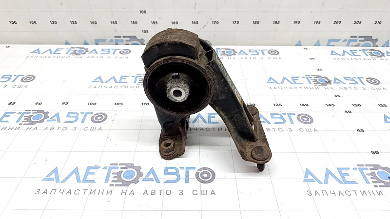 The rear engine mount of Toyota Prius 30 10-15 is rusty, with microcracks