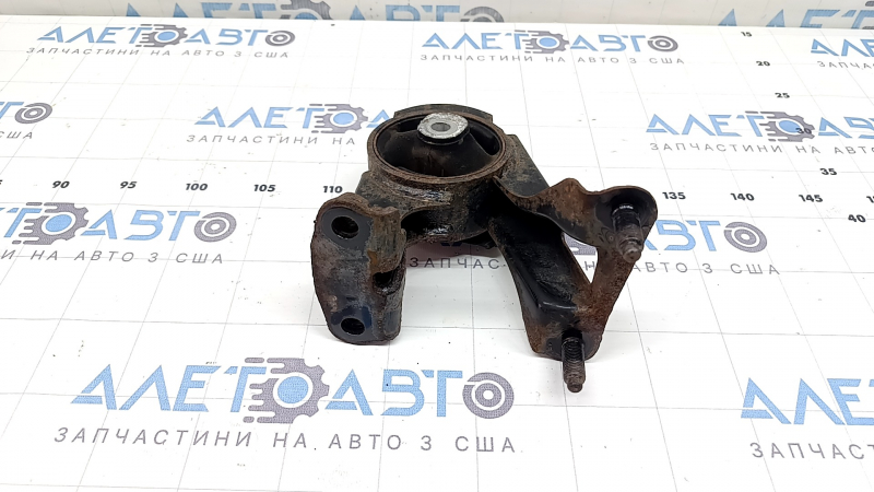 The rear engine mount of Toyota Prius 30 10-15 is rusty, with microcracks