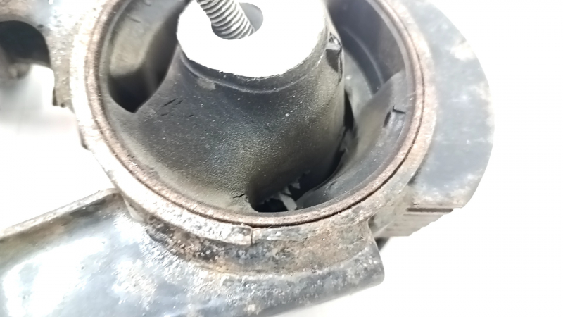 The rear engine mount of Toyota Prius 30 10-15 is rusty, with microcracks