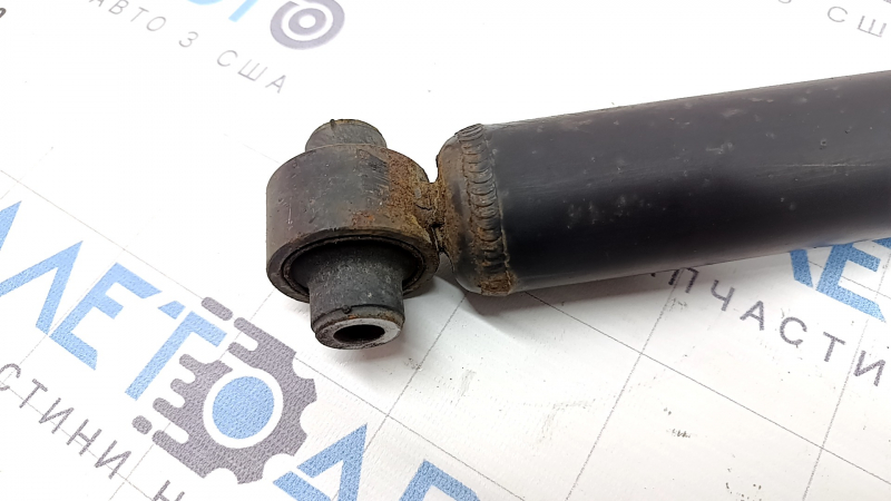 The rear left shock absorber of Toyota Prius 30 10-13 is dented and rusty