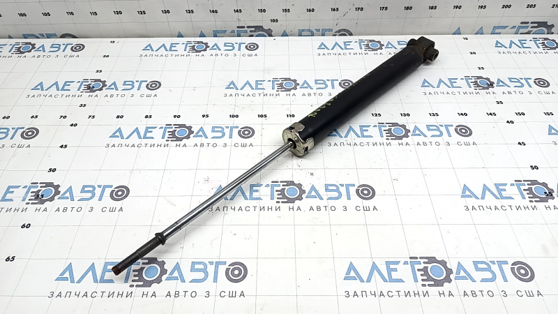 The rear right shock absorber of Toyota Prius 30 10-13 is dented and rusty