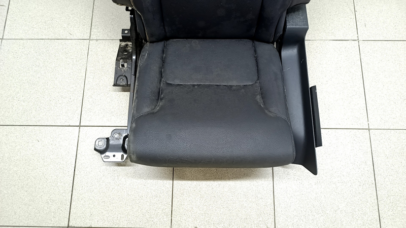 Rear row of seats left 3rd row Volvo XC90 16-25 black leather, dry cleanable