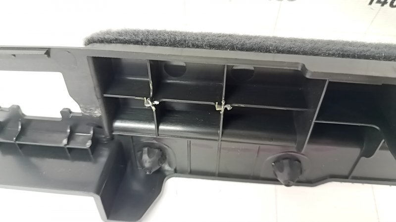 The right trunk floor of the Audi Q5 80A 21-25 MHEV is black, the guides are broken