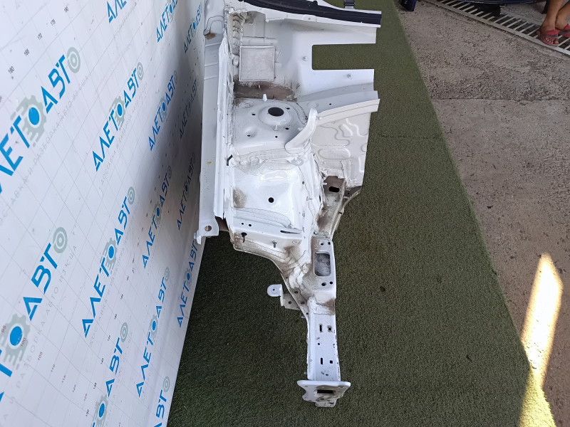 Front right quarter of VW Atlas 24-26 sawed off, white