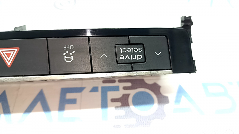 The chrome on the front panel button block of the Audi Q8 19-25 has peeled off