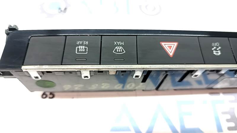 The chrome on the front panel button block of the Audi Q8 19-25 has peeled off