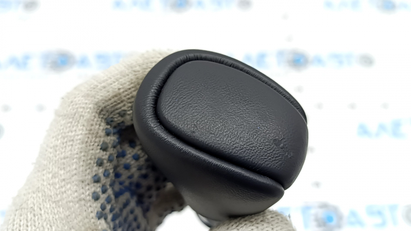 Honda Accord 23-gear knob with black glossy trim, scratch