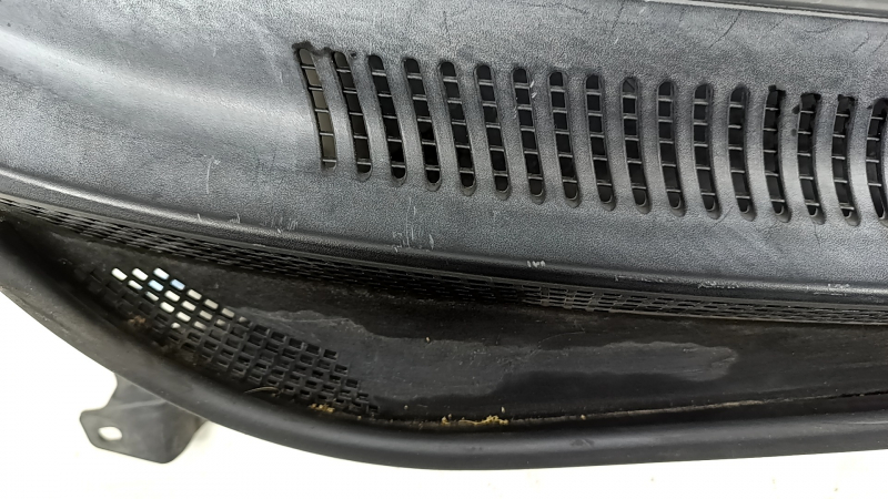 Windscreen wiper grille plastic Hyundai Sonata 11-15 scratches