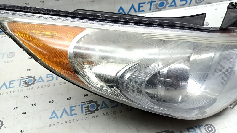 Front right headlight Hyundai Sonata 11-15 hybrid halogen, scratches, faded, crack in mount