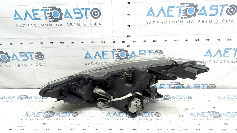 Front right headlight Toyota Prius V 15-17 rest LED, needs polishing, broken mount