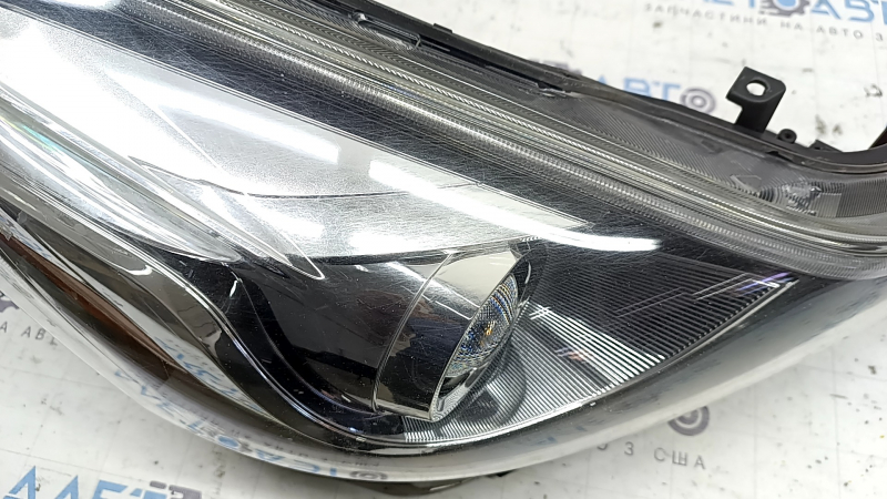 Front right headlight Toyota Prius V 15-17 rest LED, needs polishing, broken mount