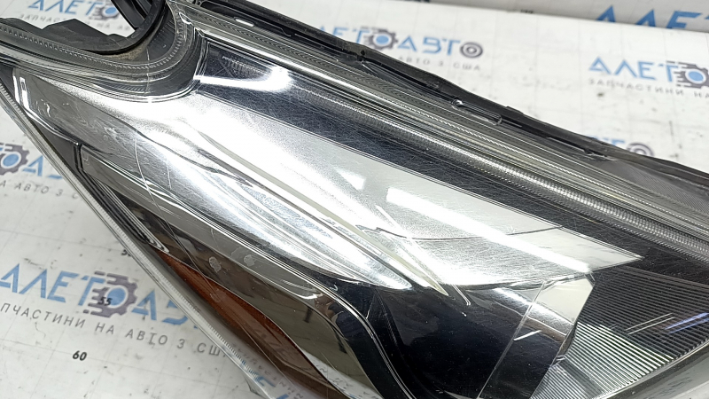 Front right headlight Toyota Prius V 15-17 rest LED, needs polishing, broken mount