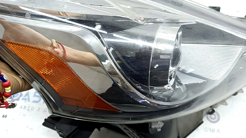 Front right headlight Toyota Prius V 15-17 rest LED, needs polishing, broken mount