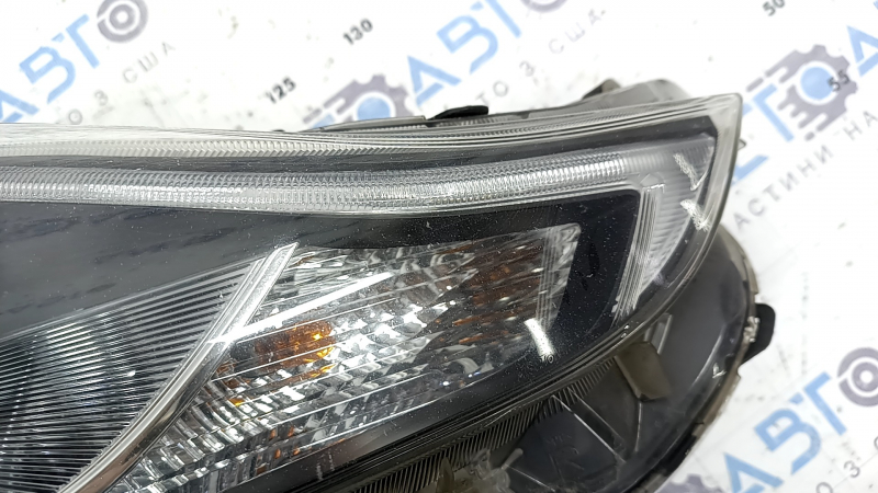 Front right headlight Toyota Prius V 15-17 rest LED, needs polishing, broken mount