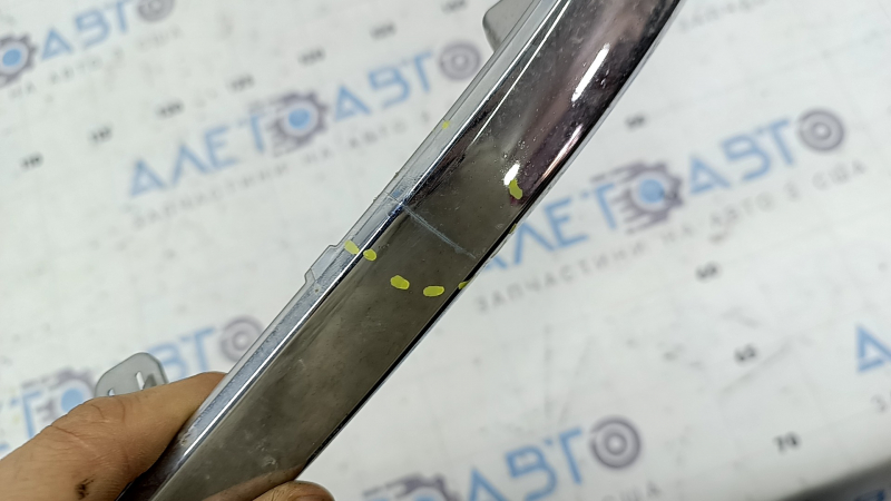 The front bumper molding, left, Nissan Murano z52 19-24 is cracked