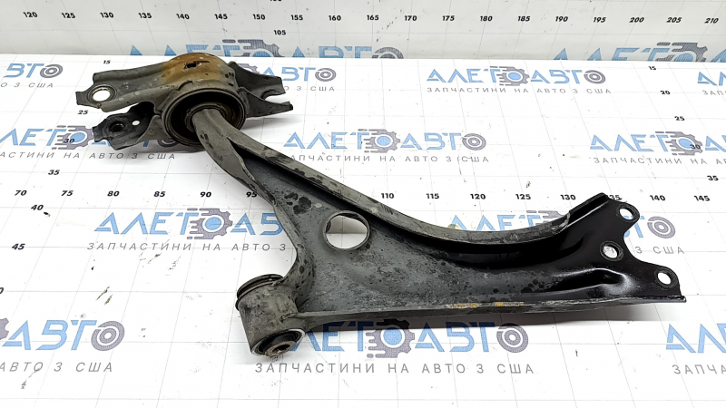 The lower front right control arm of the Honda Insight 19-22 is torn