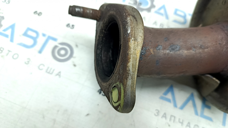 The exhaust pipe, the middle part of the Hyundai Sonata 11-15 hybrid, without a catalytic converter, the stud is broken