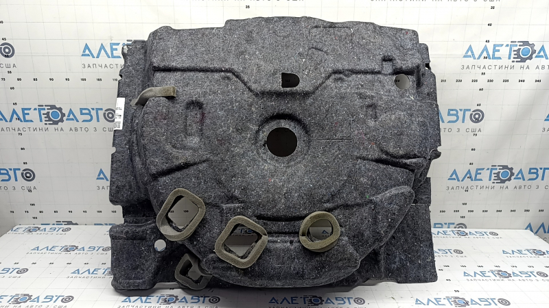 The trunk trough flooring of the Audi A6 C8 19-25 is worn and torn