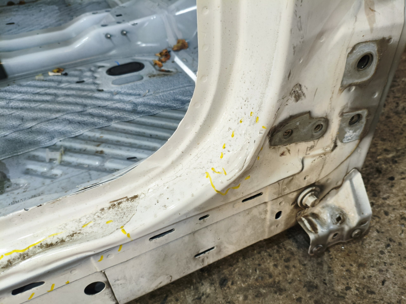 Front right quarter of Ford Mustang Mach-E 21-26 white A3, on the body, dented