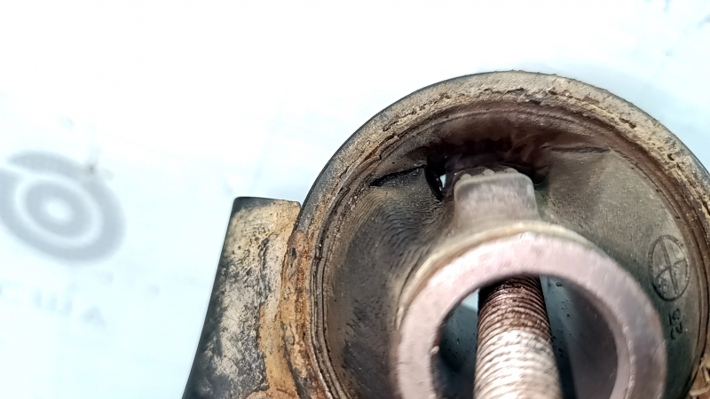 The lower front left control arm of a Subaru Forester 19-24 SK is rusty and the silent block is torn