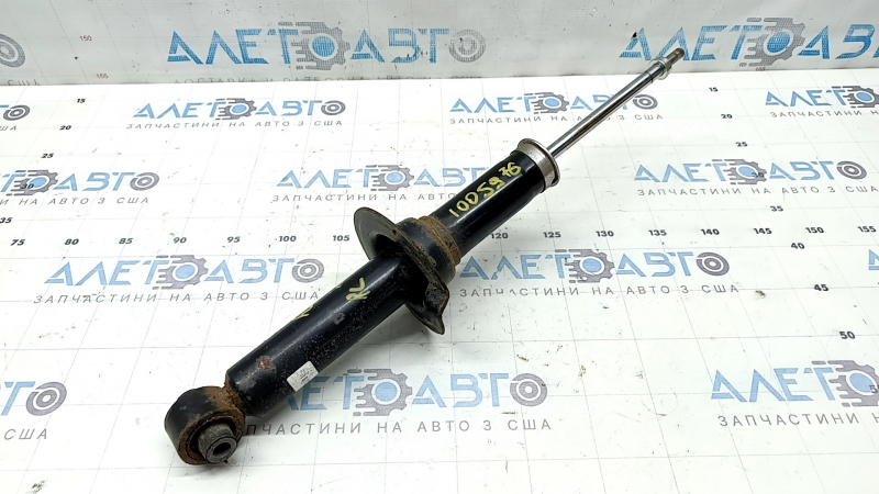 The rear left shock absorber of the Subaru Forester 19-21 SK is rusty