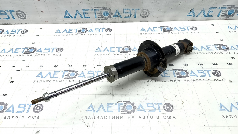 The rear left shock absorber of the Subaru Forester 19-21 SK is rusty
